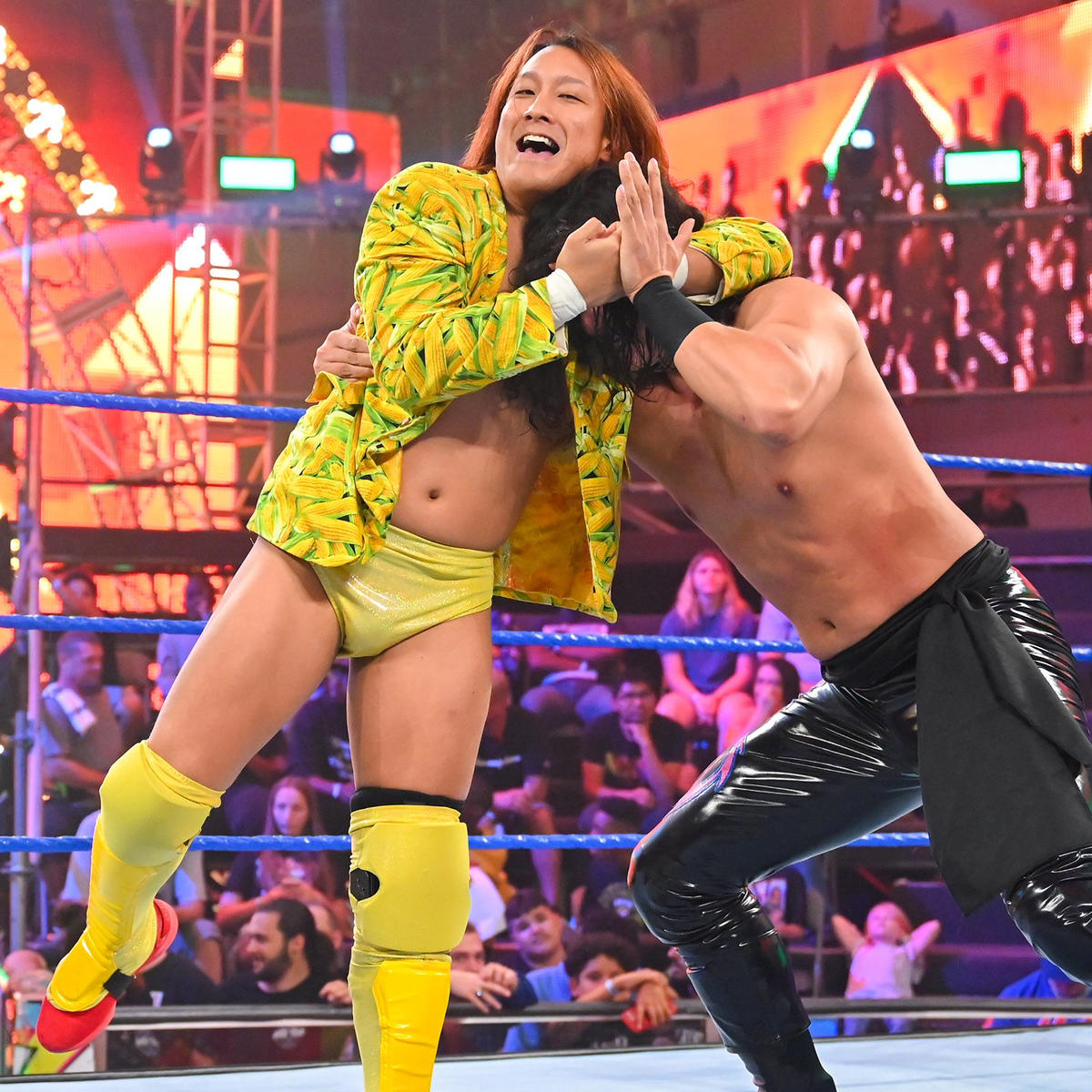 ルー・フェン（右）の頭部をロックしたイケメン二郎（C）2022 WWE, Inc. All Rights Reserved.