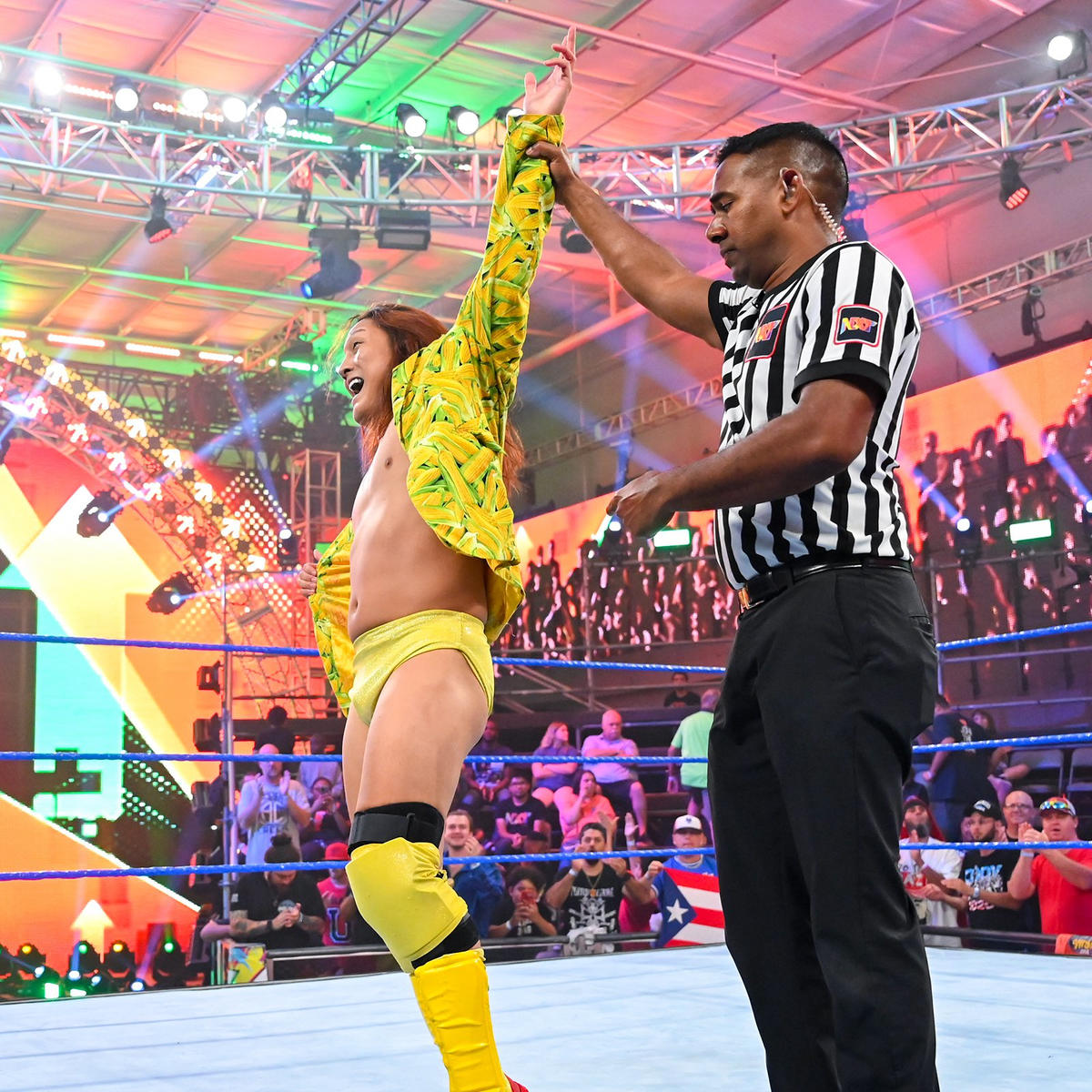アジア人対決を制し、勝ち名乗りを受けたイケメン二郎（左）（C）2022 WWE, Inc. All Rights Reserved.