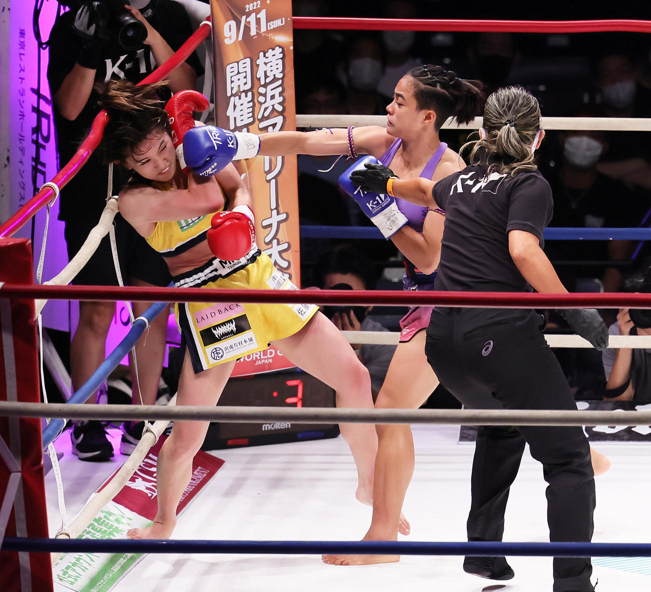 3回、MIO（左）を攻めるパヤーフォン（撮影・足立雅史）