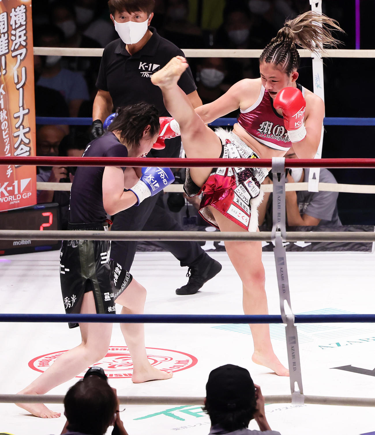 延長戦、MOE（右）はMARIをキックで攻める（撮影・足立雅史）