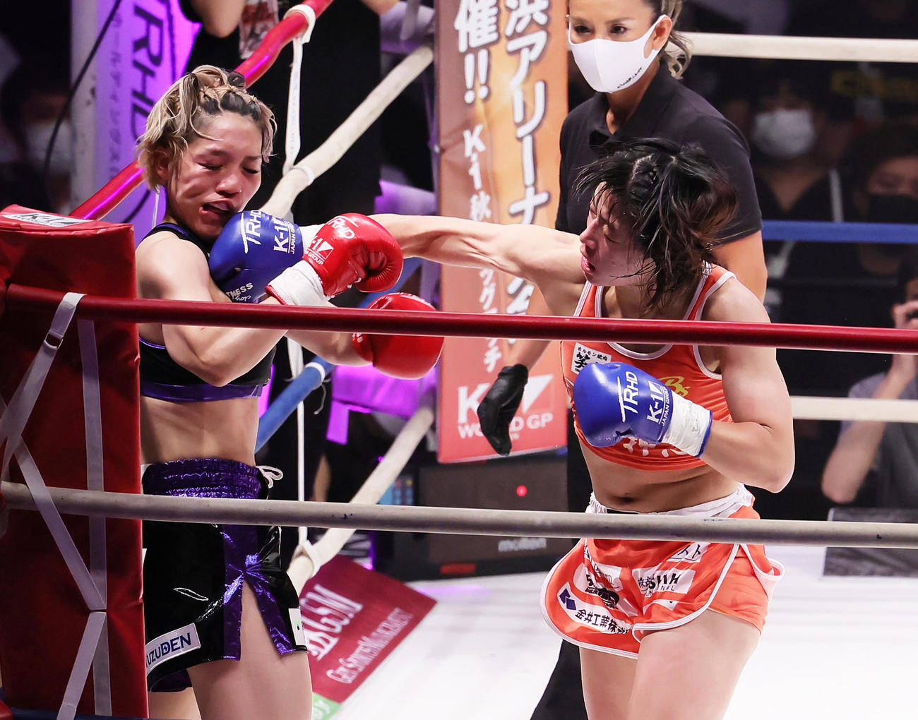 3回、桜井（左）の顔面にパンチを見舞う鈴木（撮影・足立雅史）
