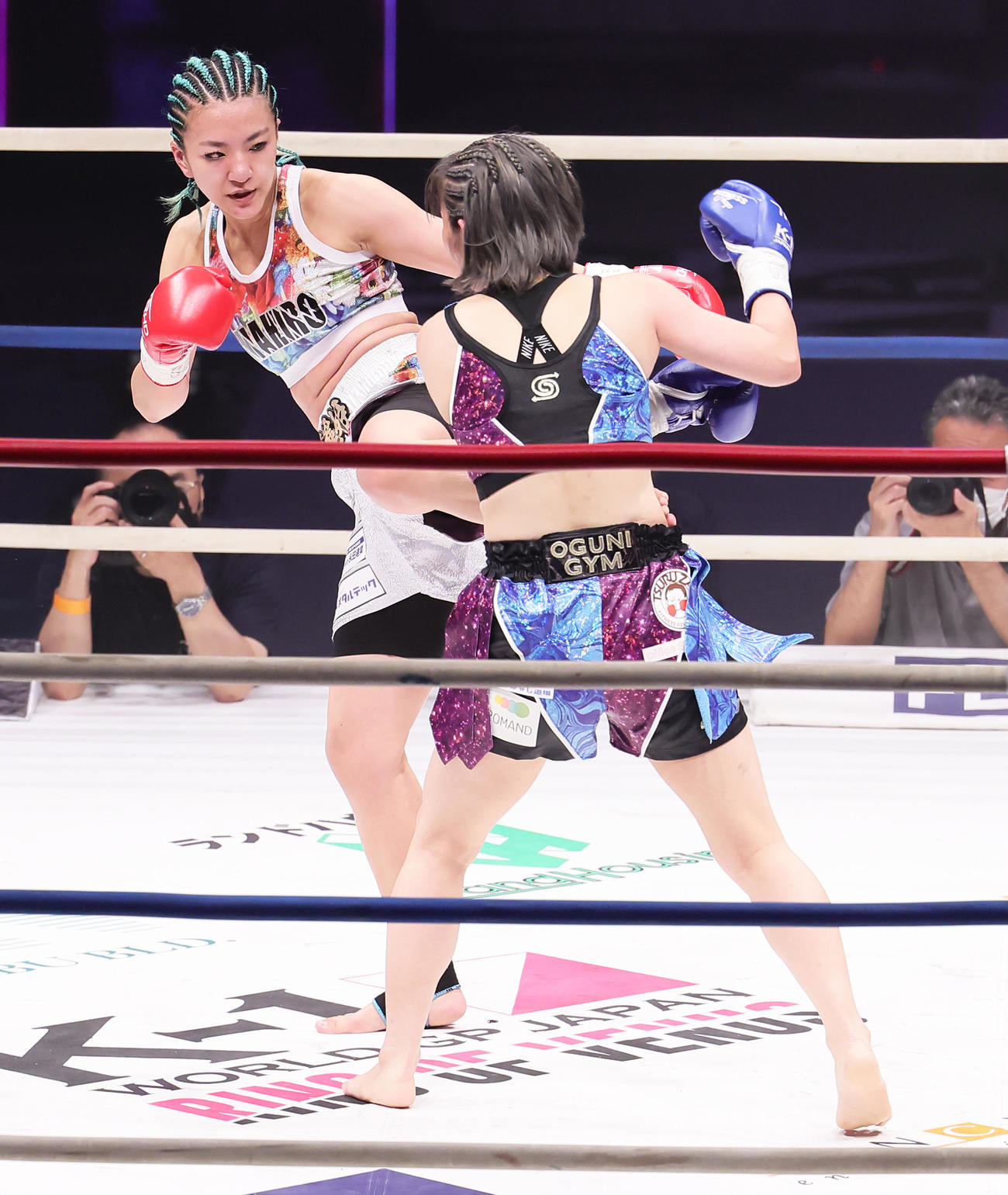 3回、真優（左）は蹴りで芳美を攻める（撮影・足立雅史）
