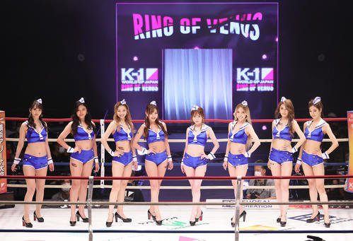 リング上で紹介される大会のラウンドガールを務めるK－1 GIRLS（撮影・足立雅史）
