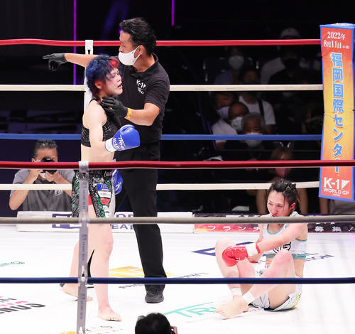 3回、C－ZUKA（右）からダウンを奪う真美（撮影・足立雅史）