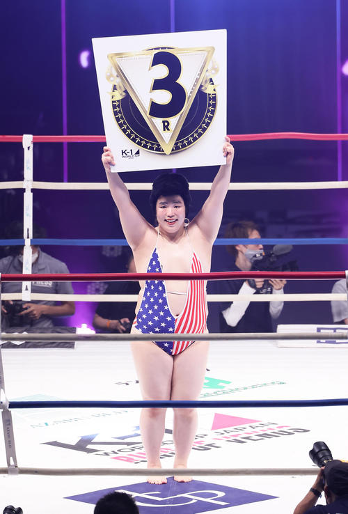 特別ラウンドガールを務めたゆりやんレトリィバァ（撮影・足立雅史）