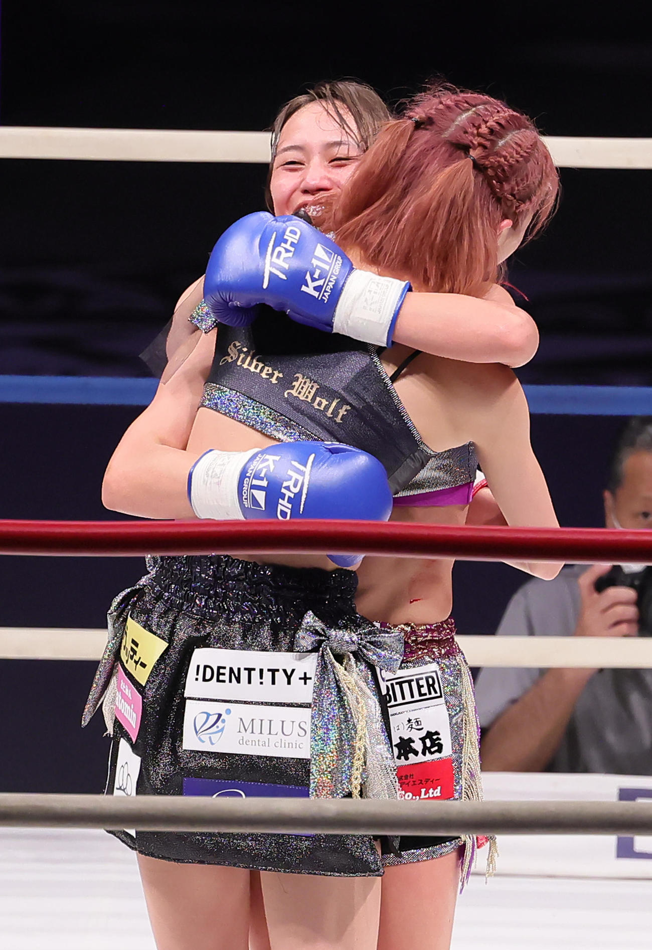 判定で菅原（手前）に敗れた松谷は笑顔で抱き合う（撮影・足立雅史）