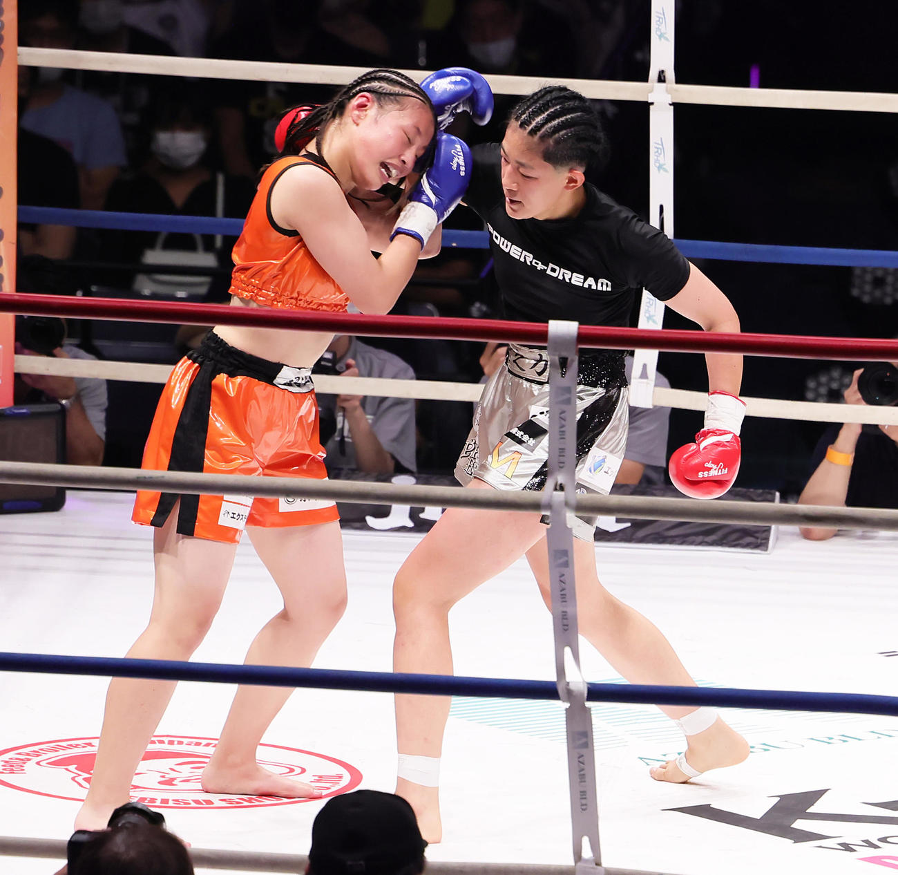 3回、池内（右）はARINAを攻める（撮影・足立雅史）