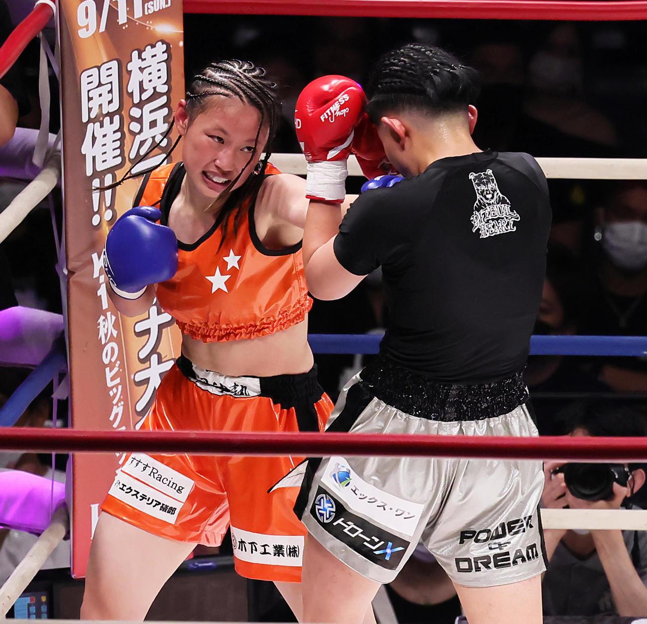 延長戦、池内（右）を攻めるARINA（撮影・足立雅史）