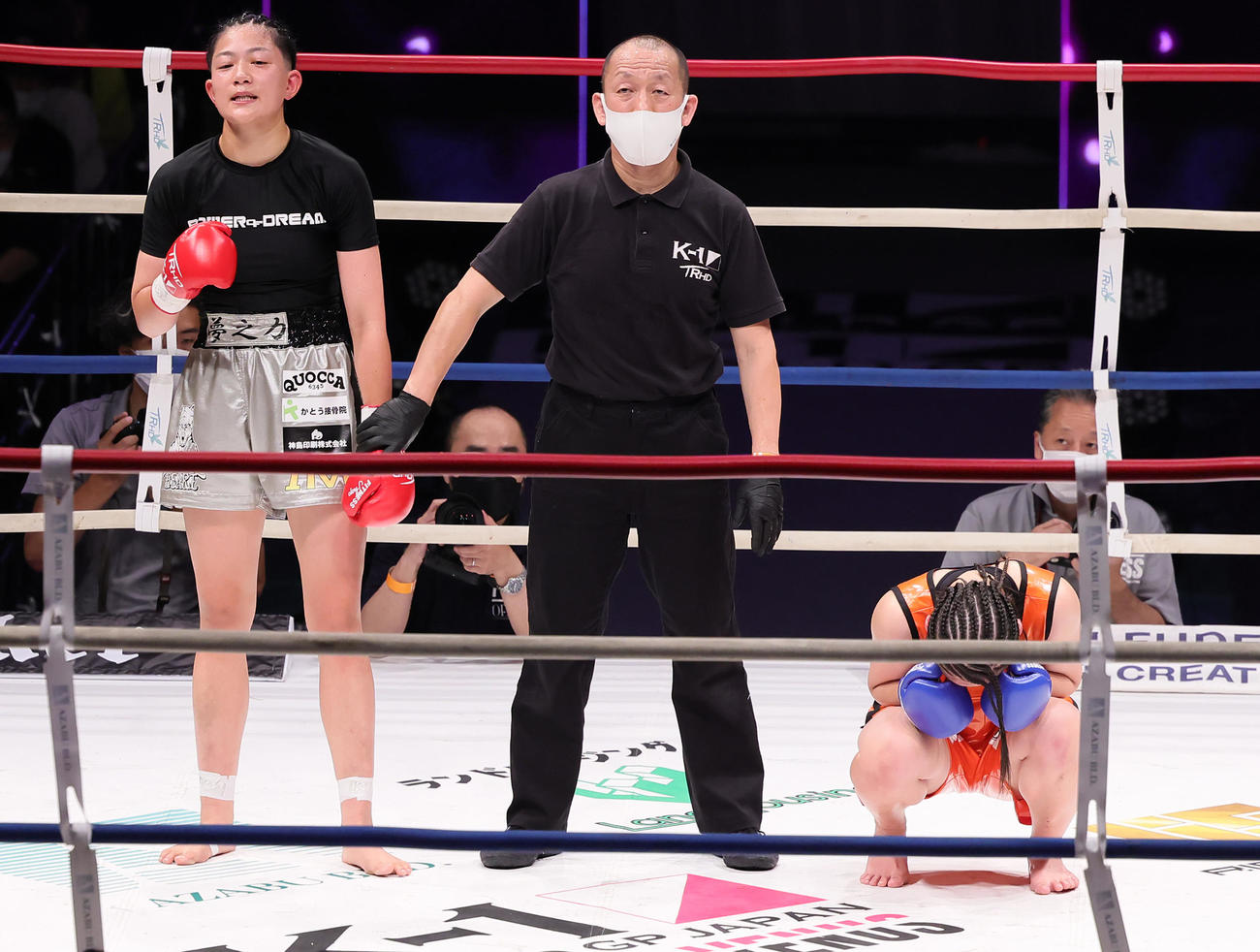 池内（左）は延長戦判定でARINAに勝利する（撮影・足立雅史）