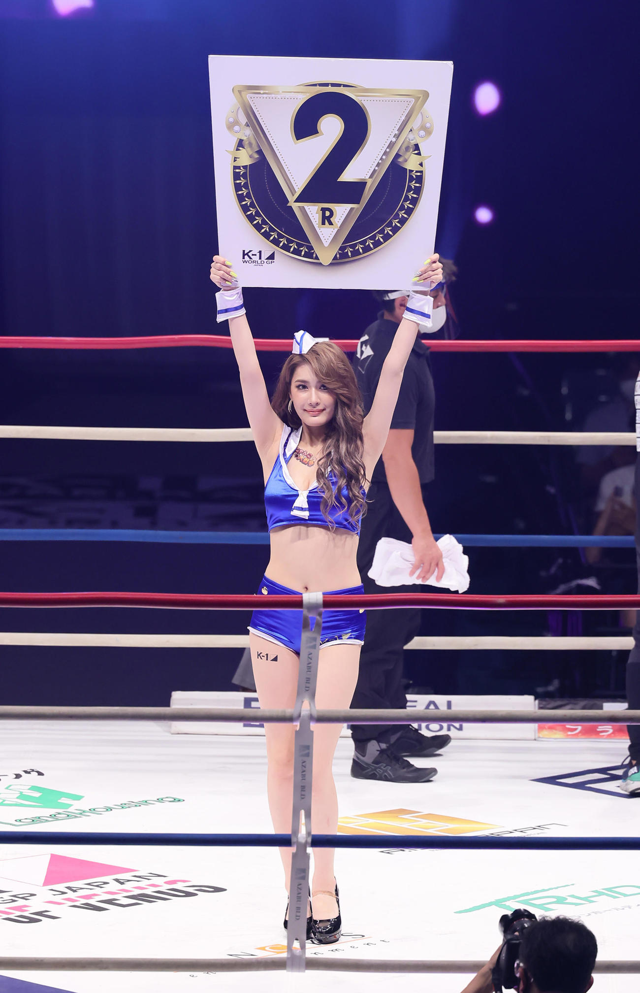 ラウンドガールを務めるK－1 GIRLSの波北果穂（撮影・足立雅史）