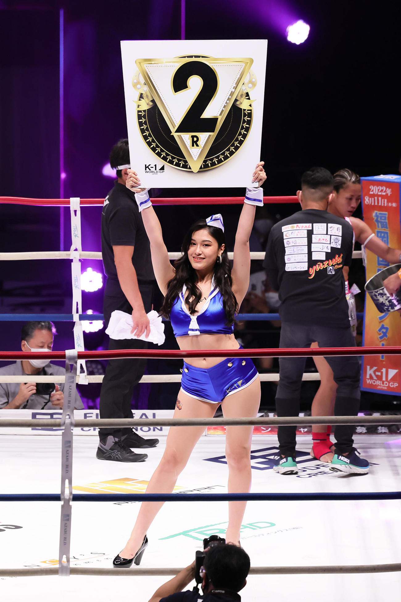 ラウンドガールを務めるK－1 GIRLSのロサリオ恵奈（撮影・足立雅史）