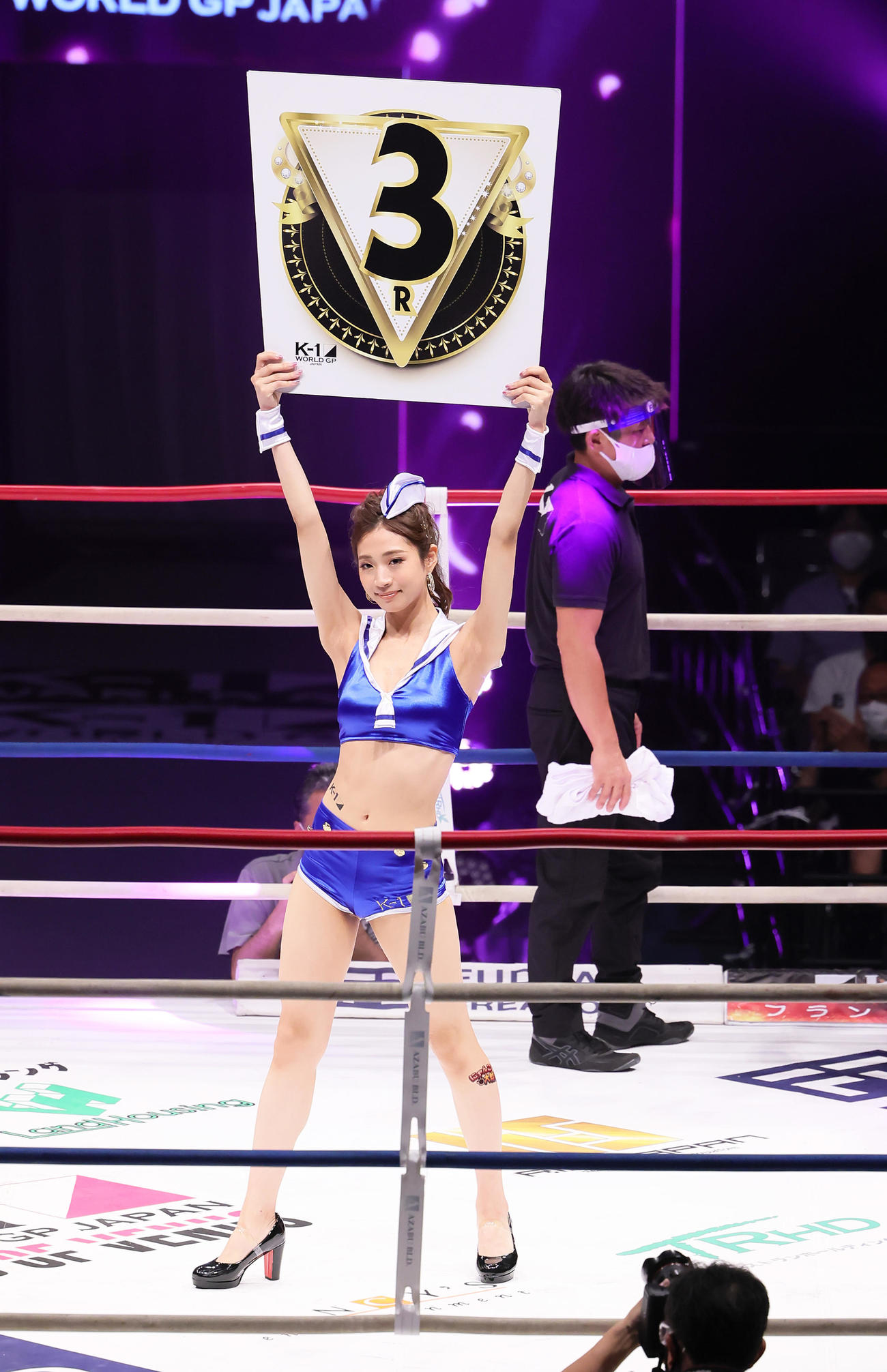 ラウンドガールを務めるK－1 GIRLSの宮野真菜（撮影・足立雅史）