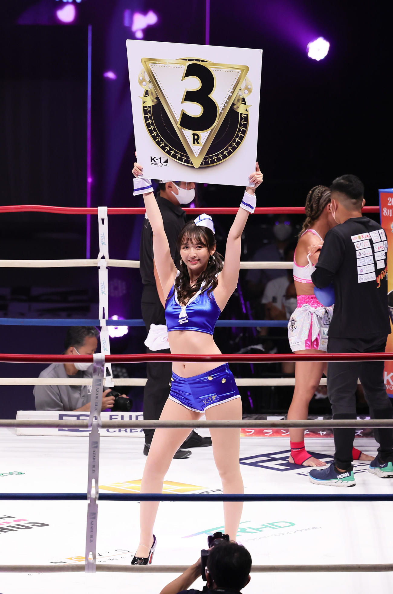 ラウンドガールを務めるK－1 GIRLSの上運天美聖（撮影・足立雅史）