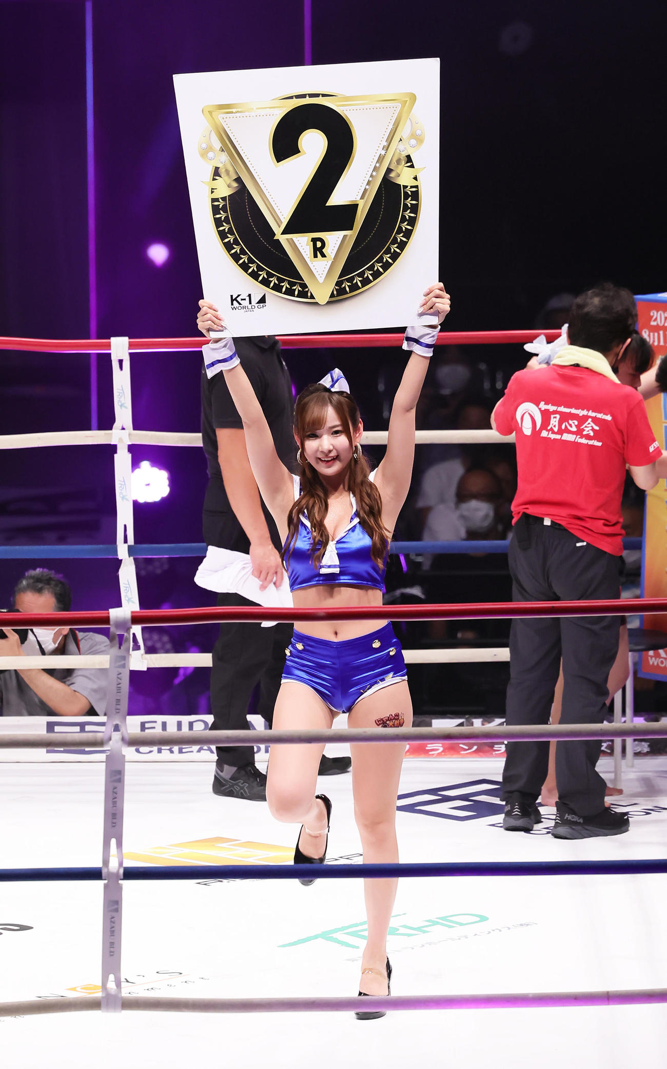 ラウンドガールを務めるK－1 GIRLSの小湊美月（撮影・足立雅史）