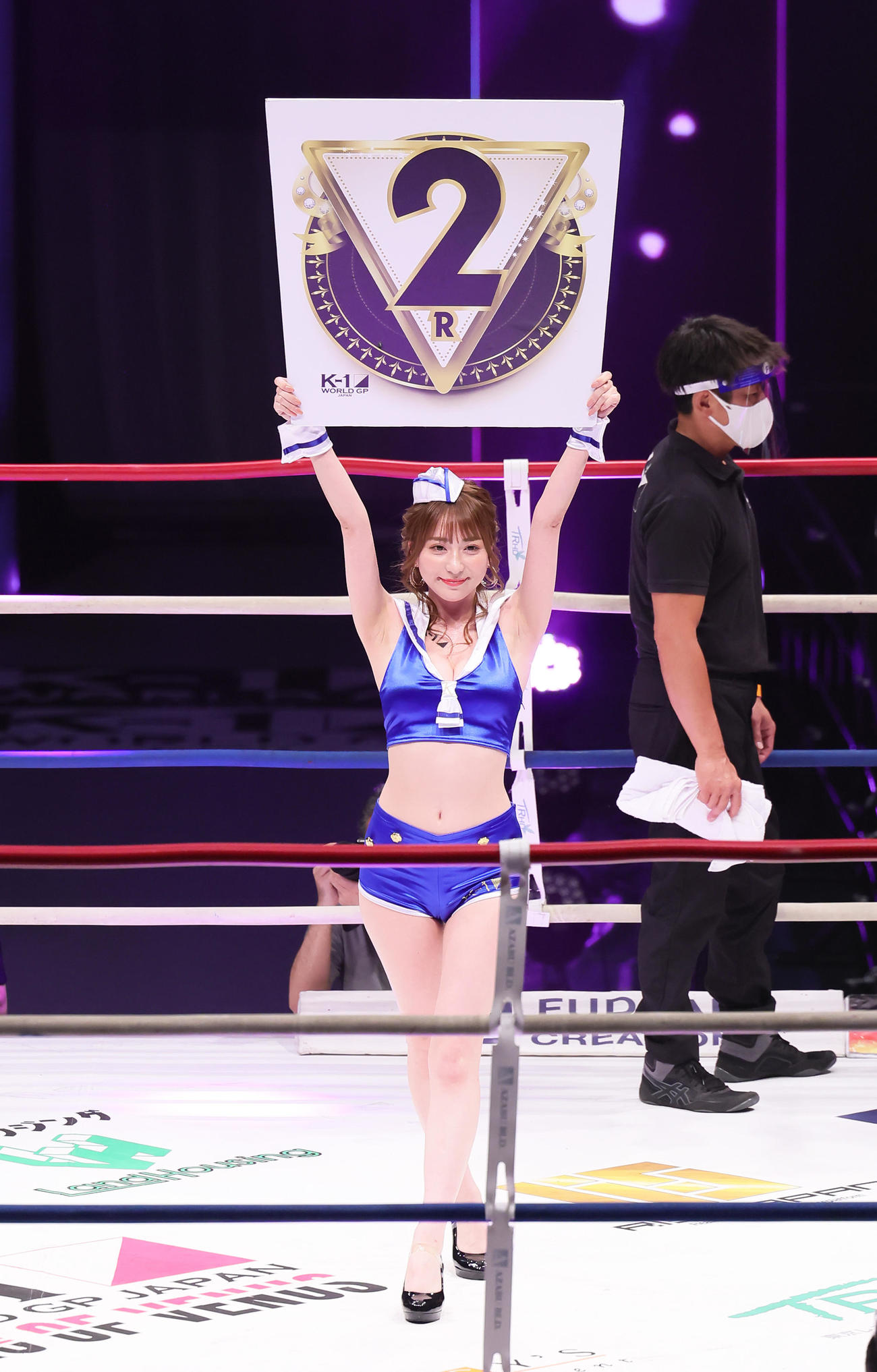 ラウンドガールを務めるK－1 GIRLSの堀尾実咲（撮影・足立雅史）