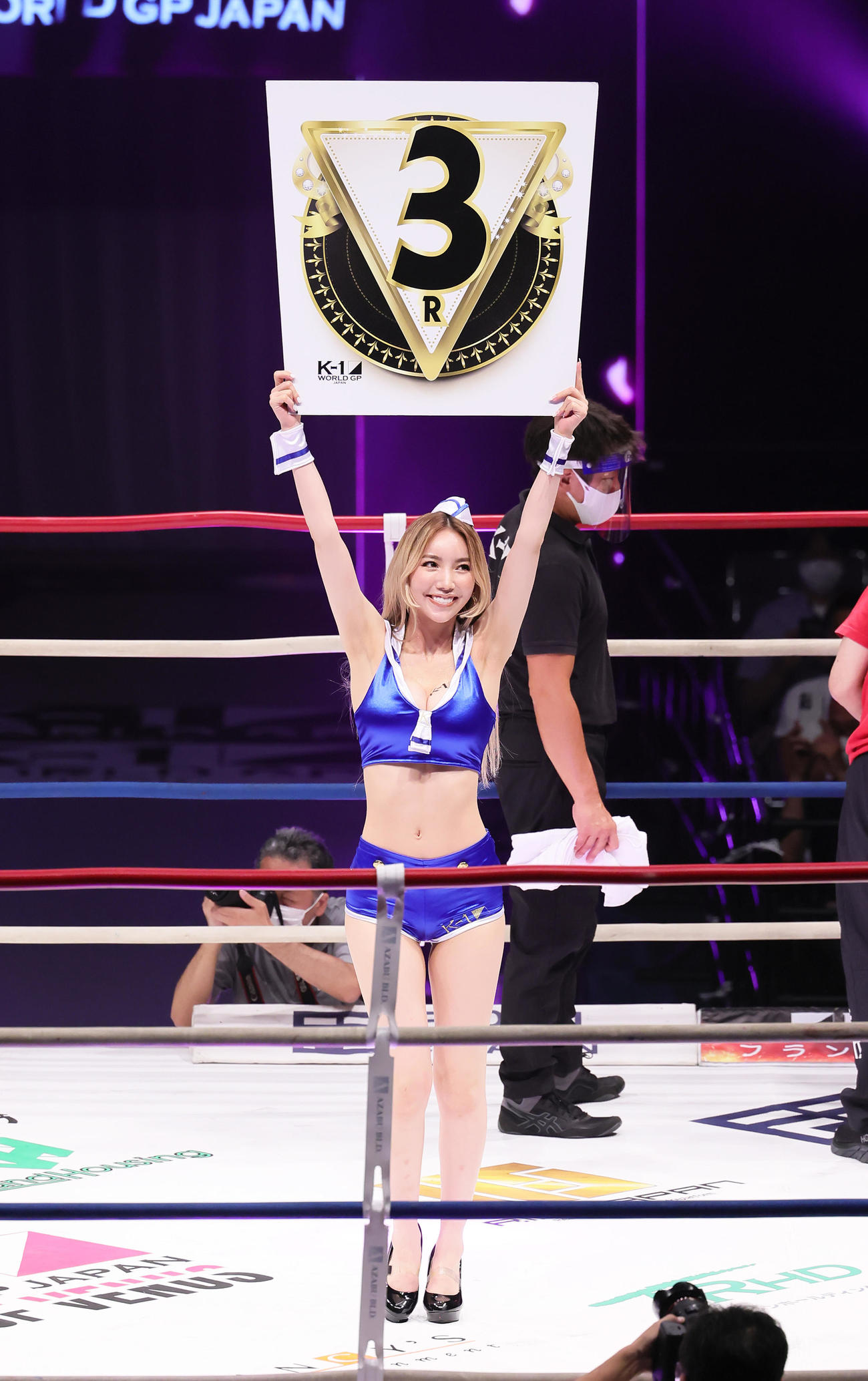 ラウンドガールを務めるK－1 GIRLSのキャシー凛（撮影・足立雅史）