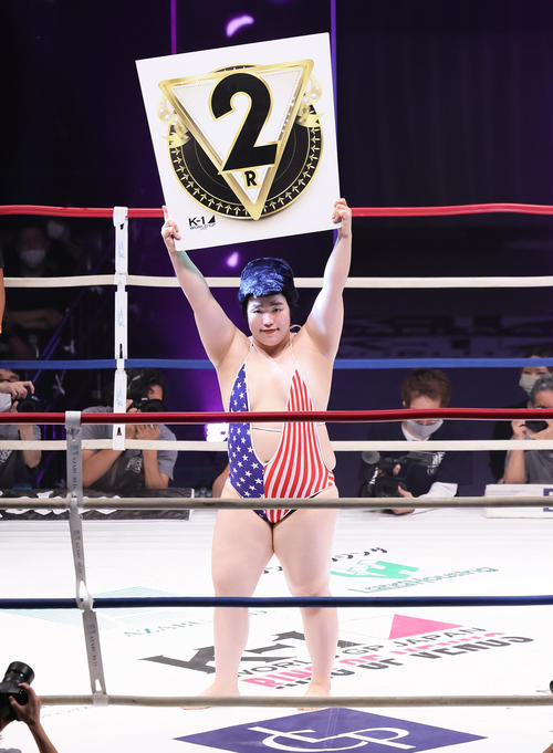 K1】ゆりやん特別ラウンドガールで登場、胸元大きく割れた星条旗の水着