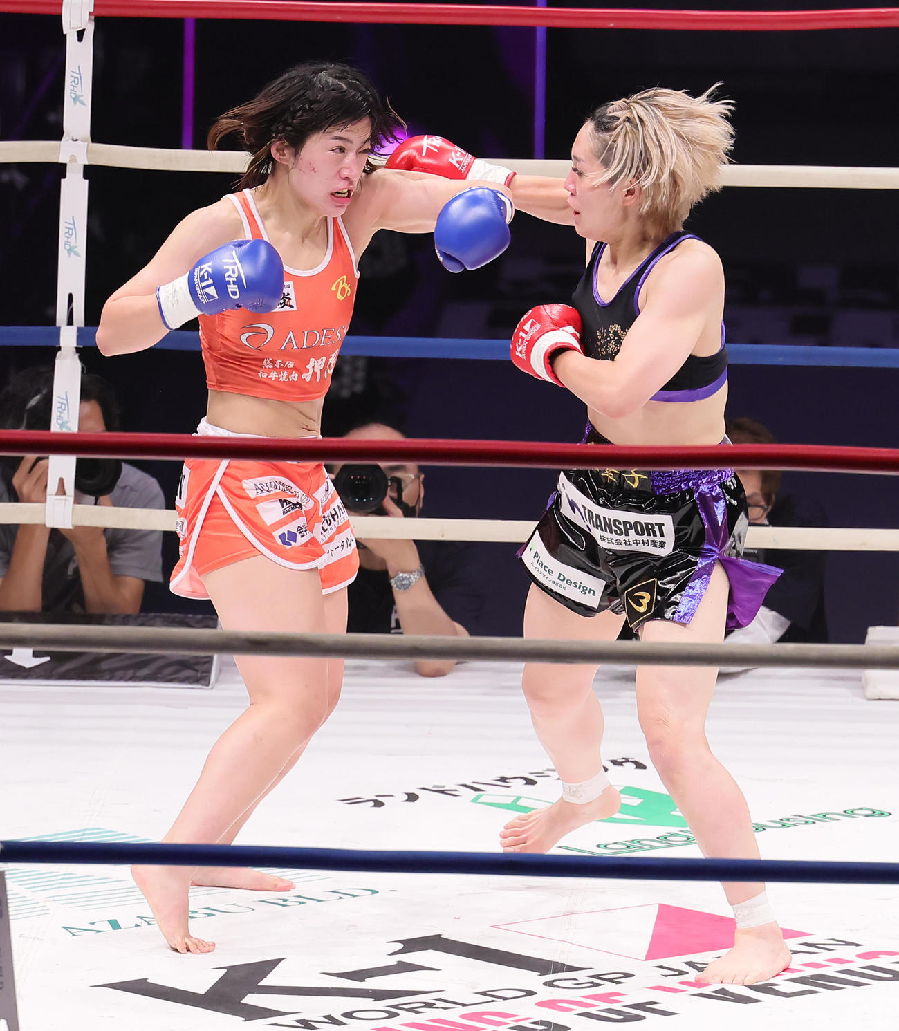2回、激しく打ち合う桜井（右）と鈴木（撮影・足立雅史）