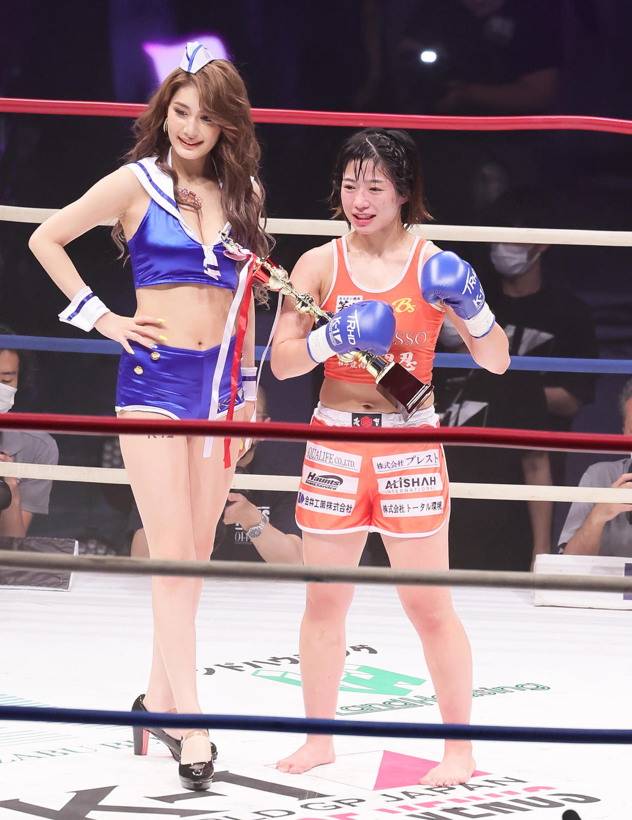 桜井に判定勝ちし笑顔を見せる鈴木（撮影・足立雅史）