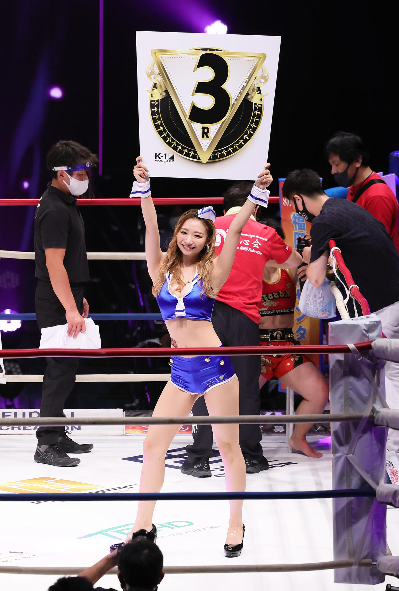 ラウンドガールを務めるK－1 GIRLSのうらら（撮影・足立雅史）