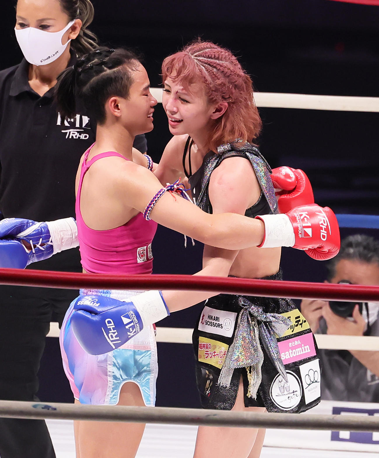 健闘をたたえ抱き合うパヤーフォン（左）と菅原（撮影・足立雅史）