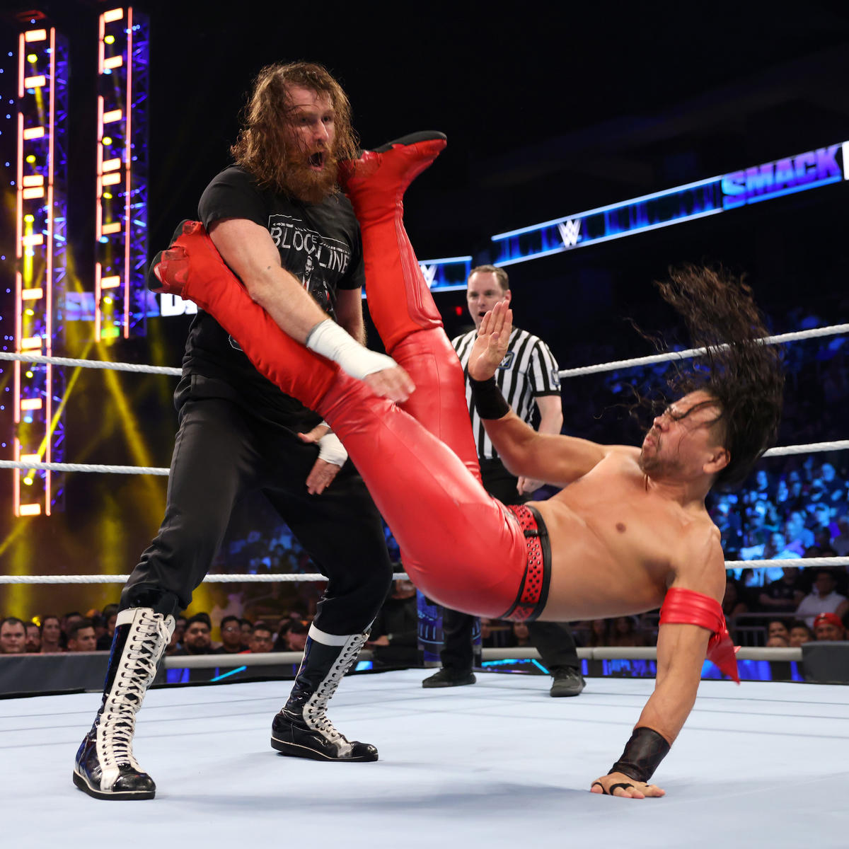 ゼインと激しい攻防を繰り広げた中邑（C）2022 WWE, Inc. All Rights Reserved.