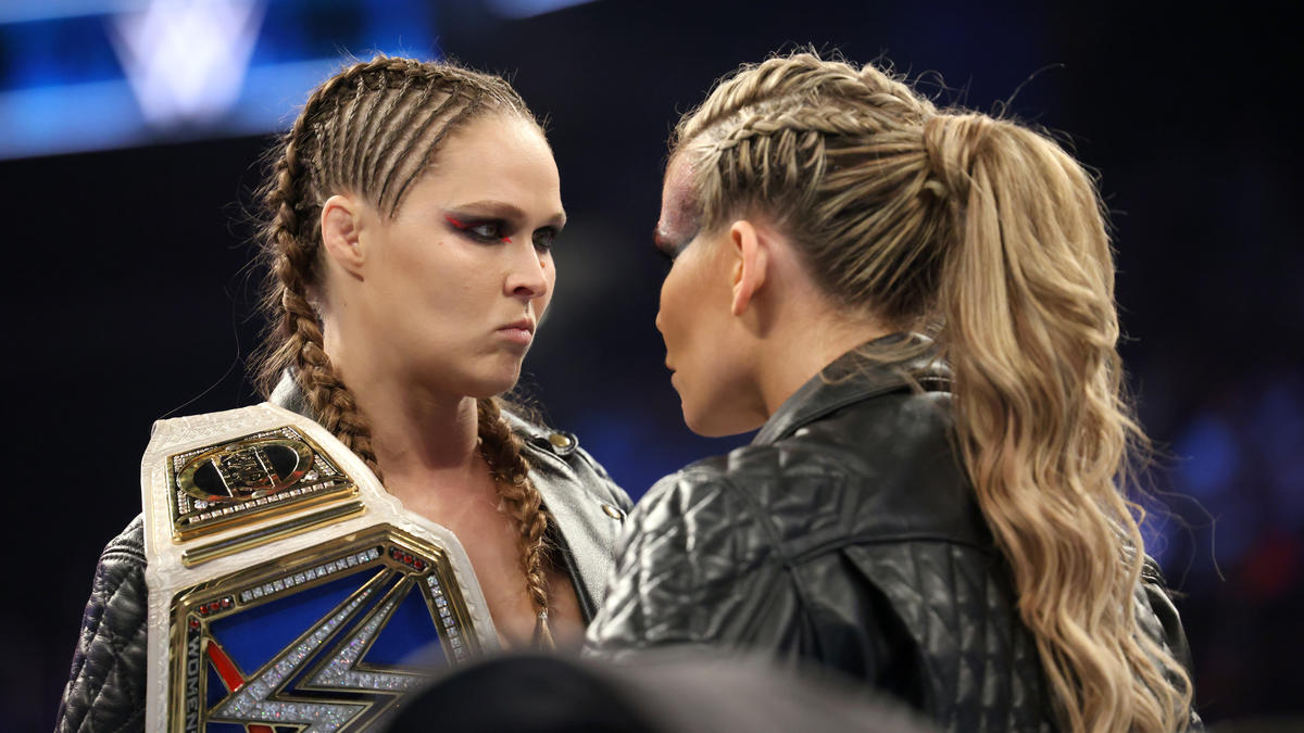 ラウジーに扮（ふん）したナタリア（右）とにらみ合うSD女子王者ラウジー（C）2022 WWE, Inc. All Rights Reserved.