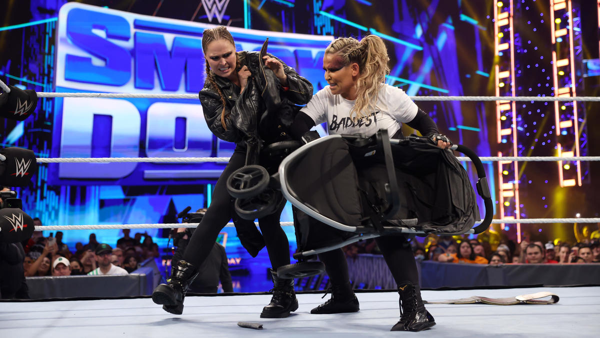 ナタリア（右）にベビーカーで攻撃されるSD女子王者ラウジー（C）2022 WWE, Inc. All Rights Reserved.