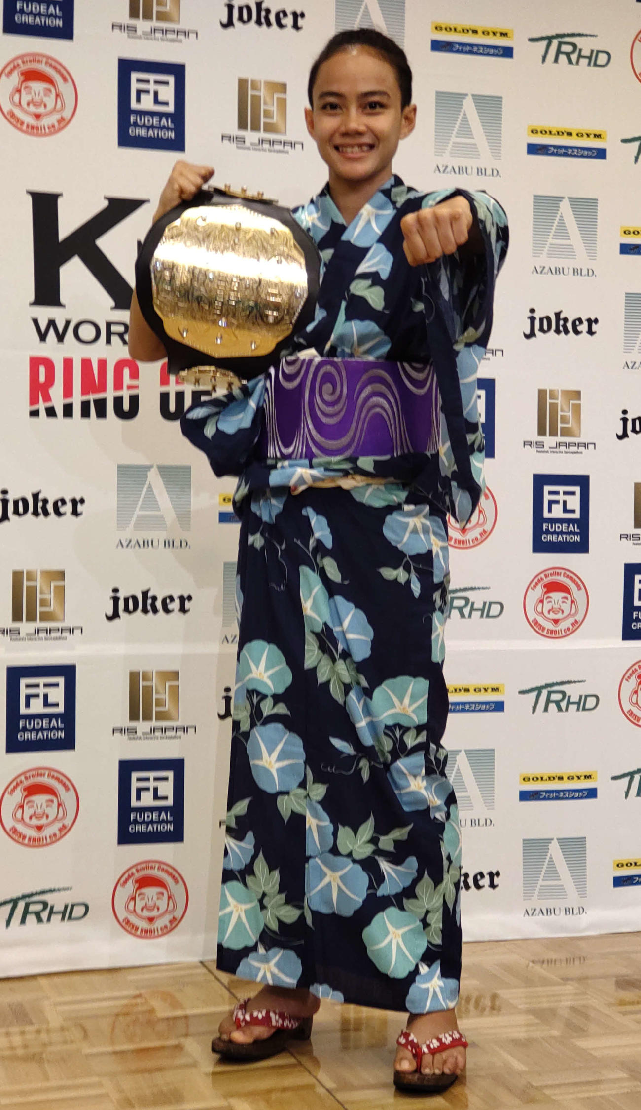 大好きなゆかた姿でポーズを決めるK－1女子初代アトム級王者パヤーフォン・アユタヤファイトジム（撮影・吉池彰）