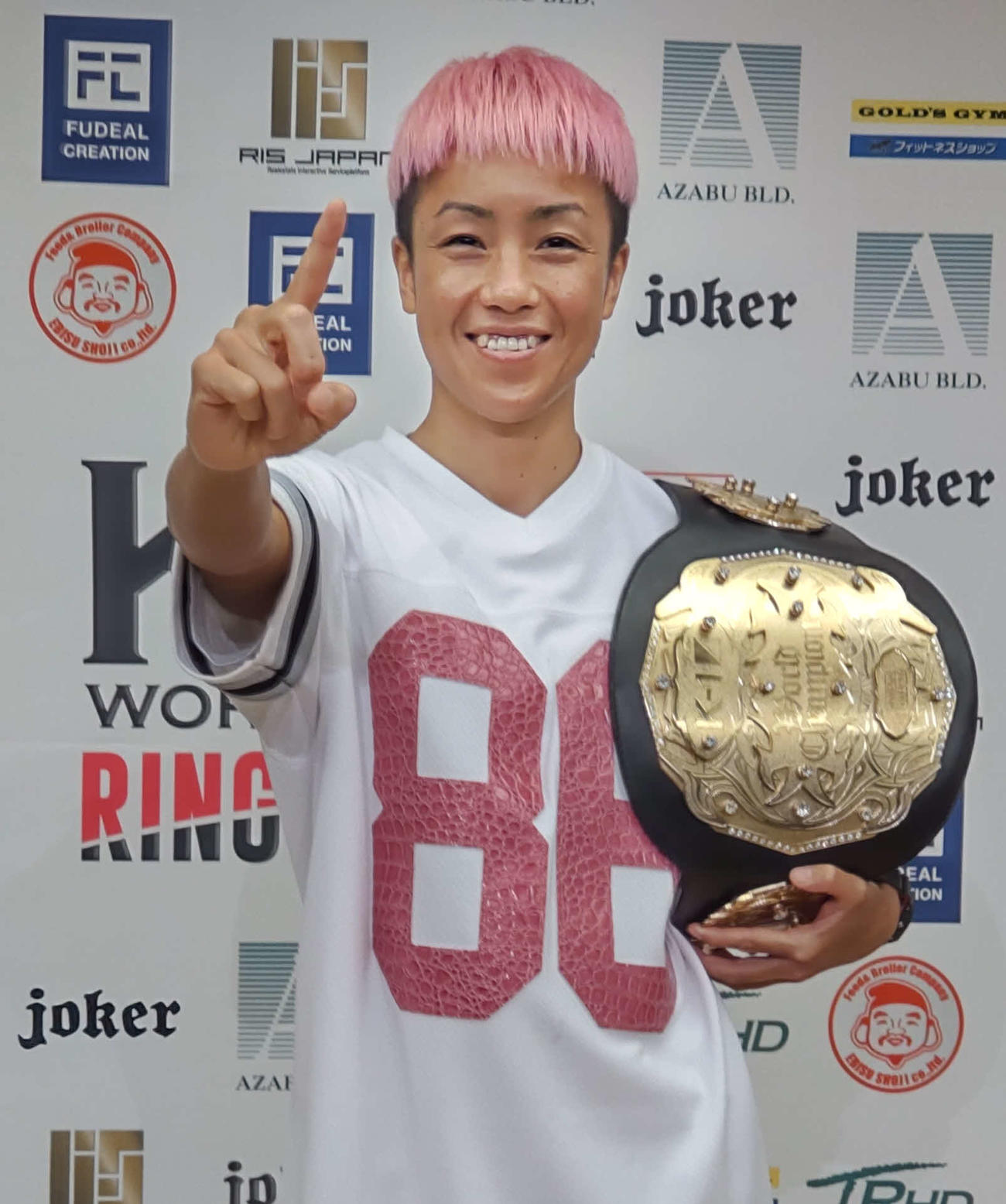 初防衛を果たし、No．1ポーズを決めるK－1女子フライ級王者KANA（撮影・吉池彰）