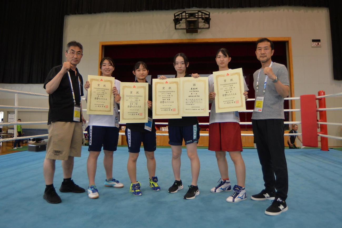 女子学校対抗で優勝し記念撮影する盛岡南の選手たち（撮影・濱本神威）