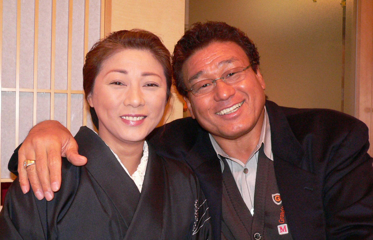 05年、本紙インタビューで寄り添って笑顔を見せる天龍源一郎氏（右）と妻・嶋田まき代さん