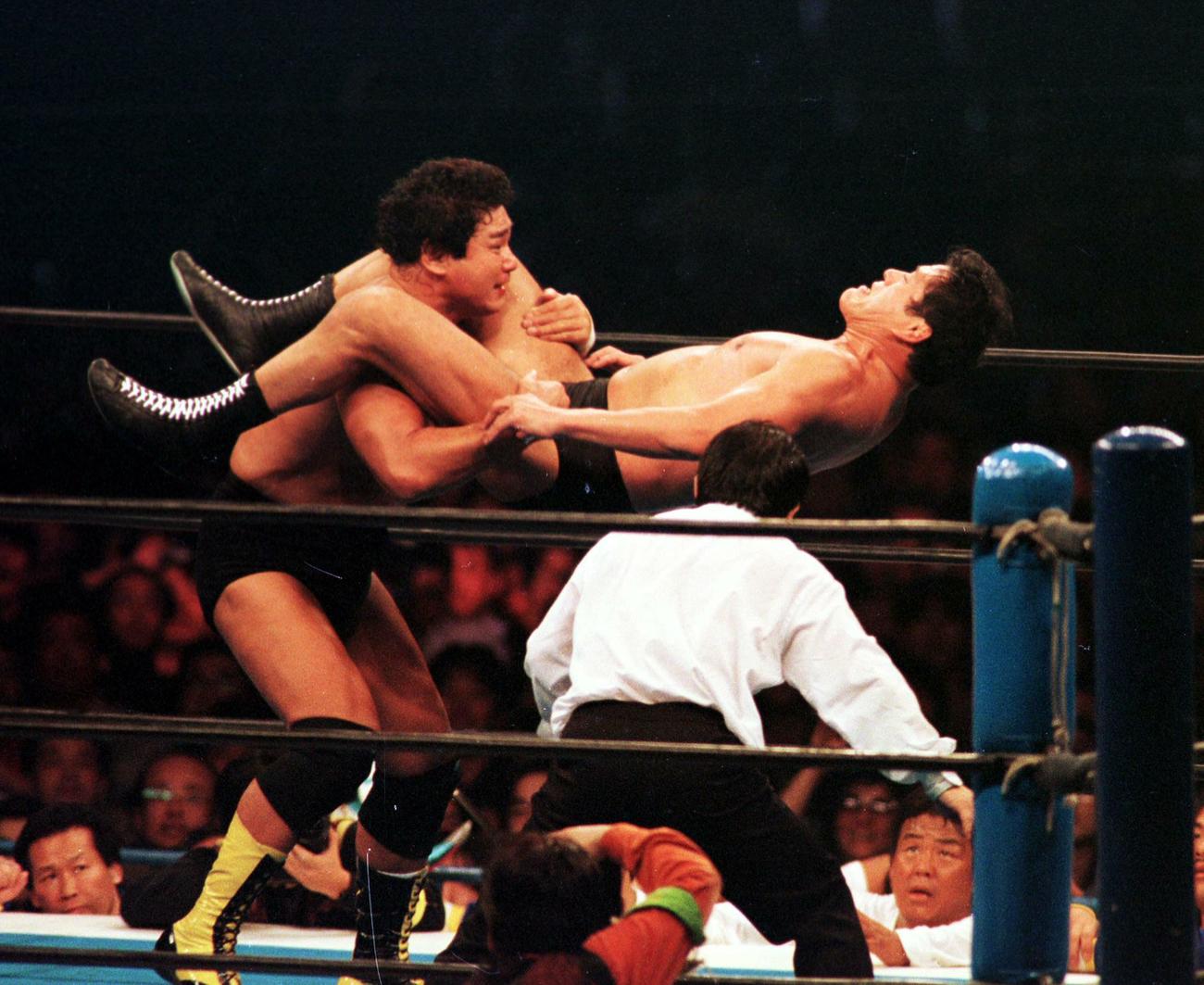 94年1月、IWGPヘビー級選手権でアントニオ猪木（右）にパワーボムを見舞う天龍源一郎　
