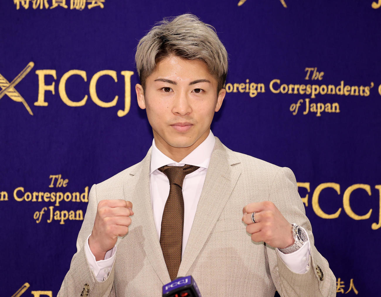 会見前、ファイティングポーズする井上尚弥（撮影・鈴木正人）