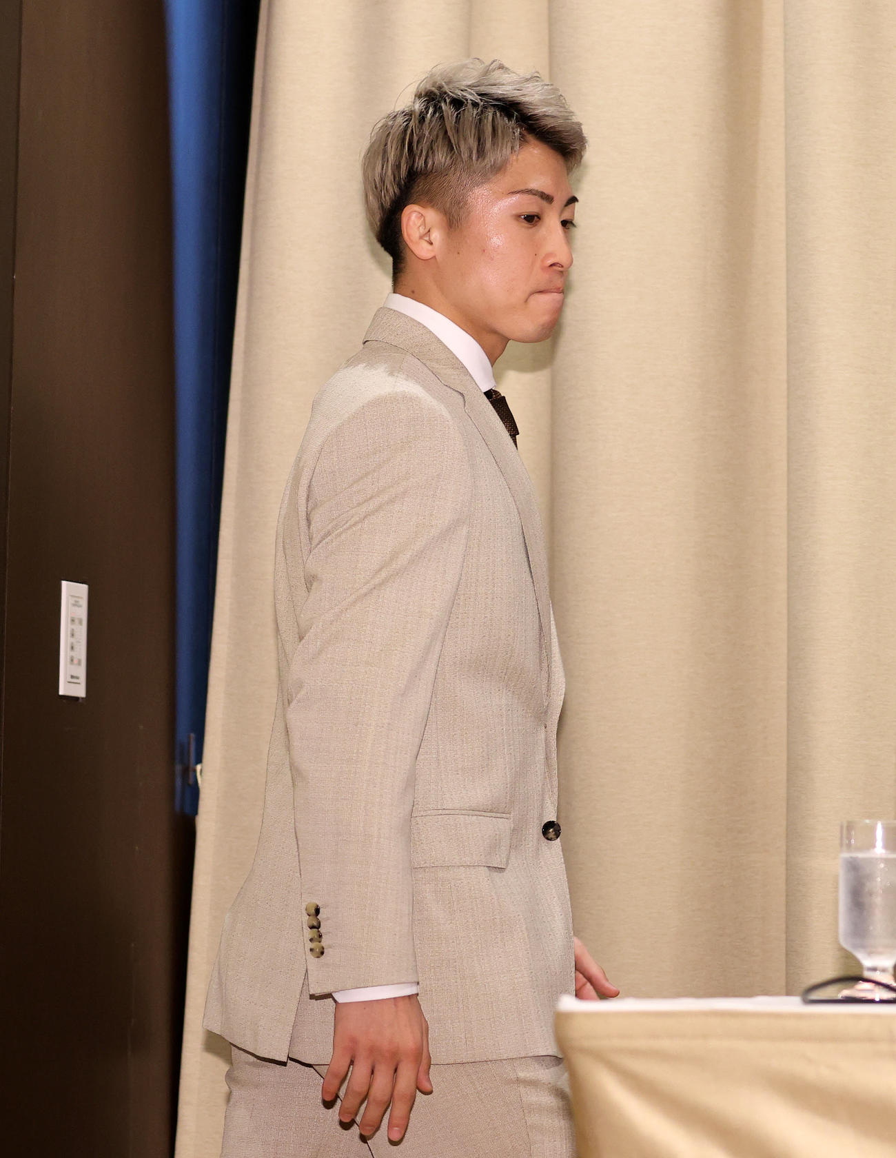 会見場入りする井上尚弥（撮影・鈴木正人）