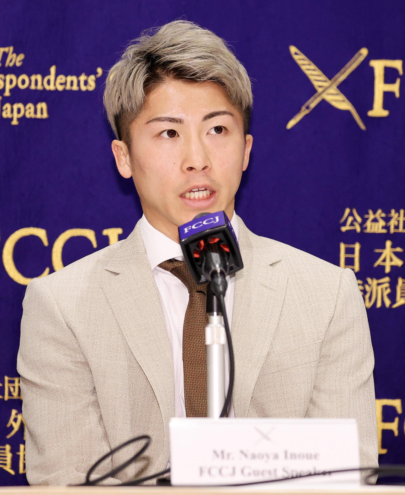 報道陣の質問に答える井上尚弥（撮影・鈴木正人）