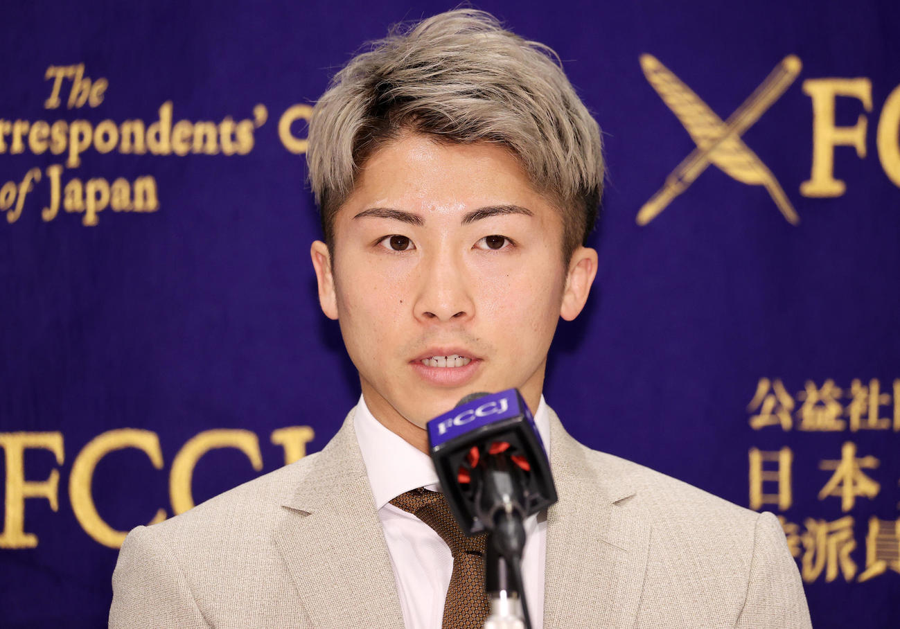 報道陣の質問に答える井上尚弥（撮影・鈴木正人）