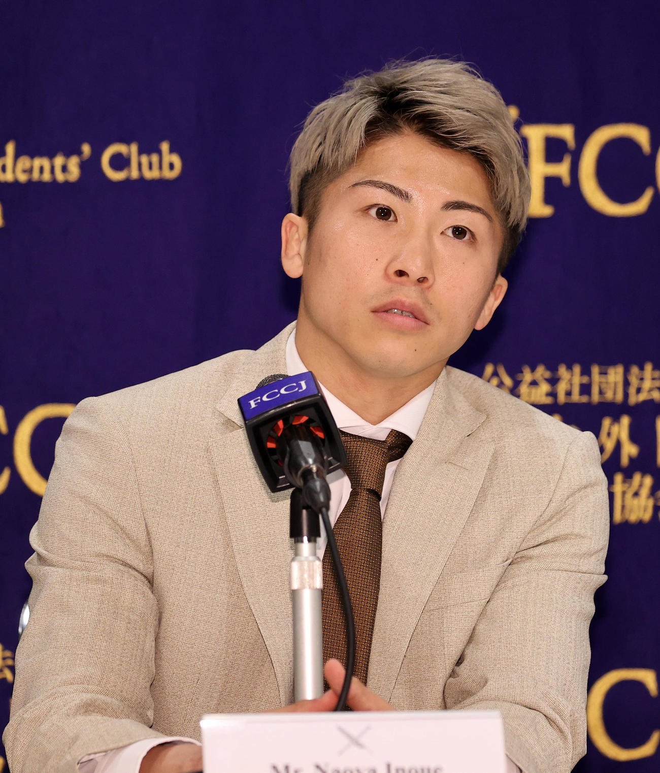 報道陣の質問に答える井上尚弥（撮影・鈴木正人）