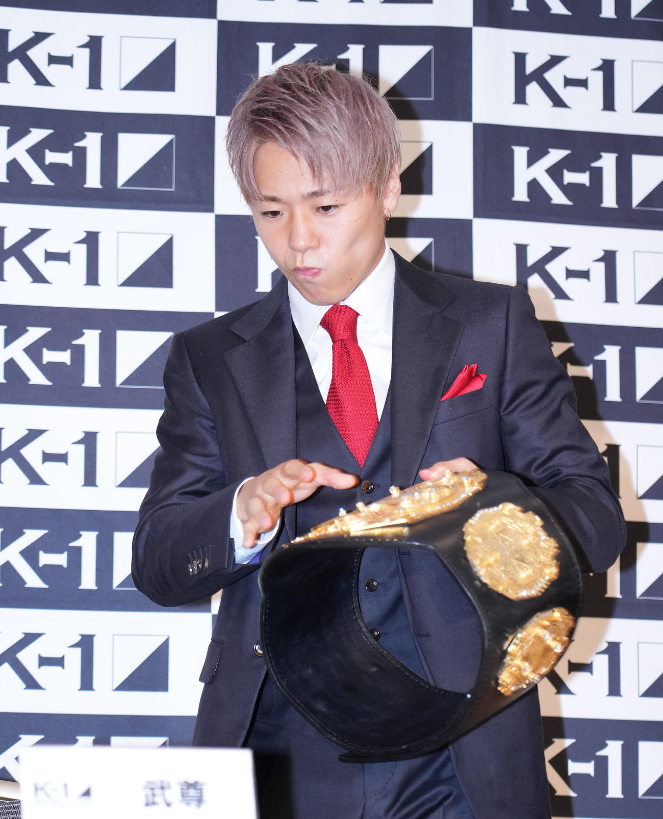 会見を前に手にしていたベルトをそっとテーブルの上に置く武尊（撮影・菅敏）