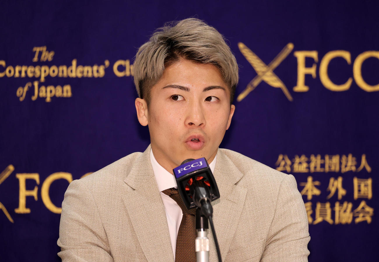 報道陣の質問に答える井上尚弥（撮影・鈴木正人）