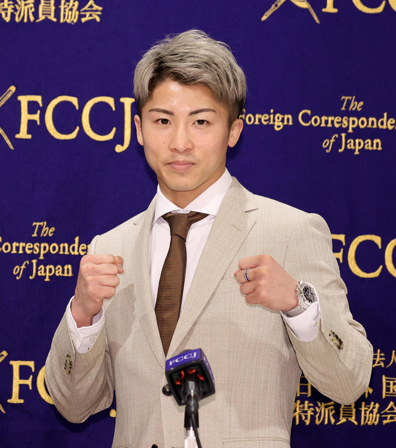 会見前、ファイティングポーズする井上尚弥（撮影・鈴木正人）
