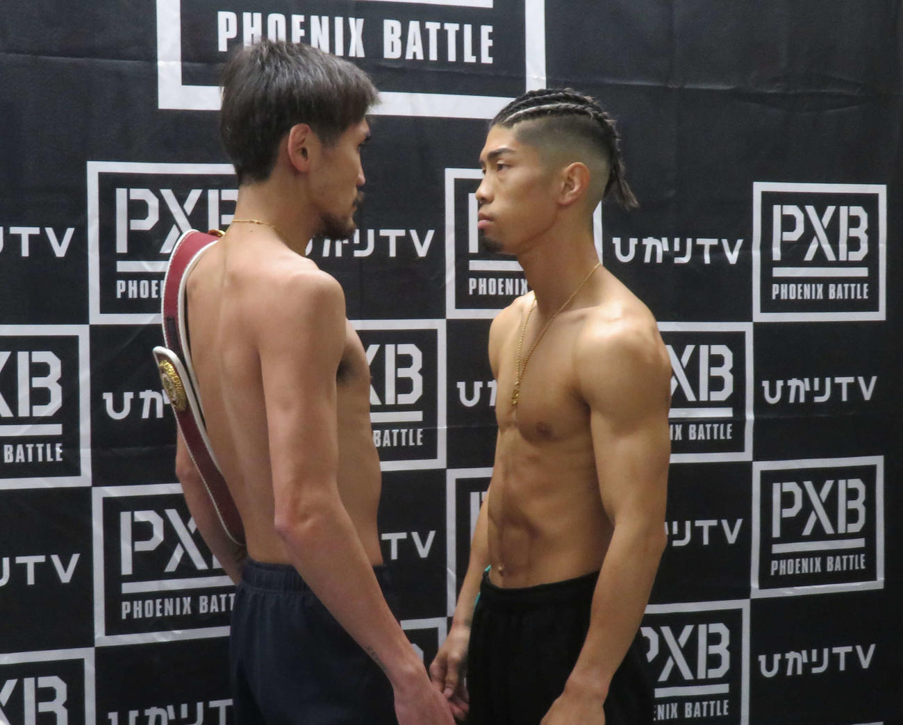 WBOアジア・パシフィック・スーパーフライ級王者橋詰将義（左）とにらみ合う挑戦者の元世界3階級制覇王者田中恒成