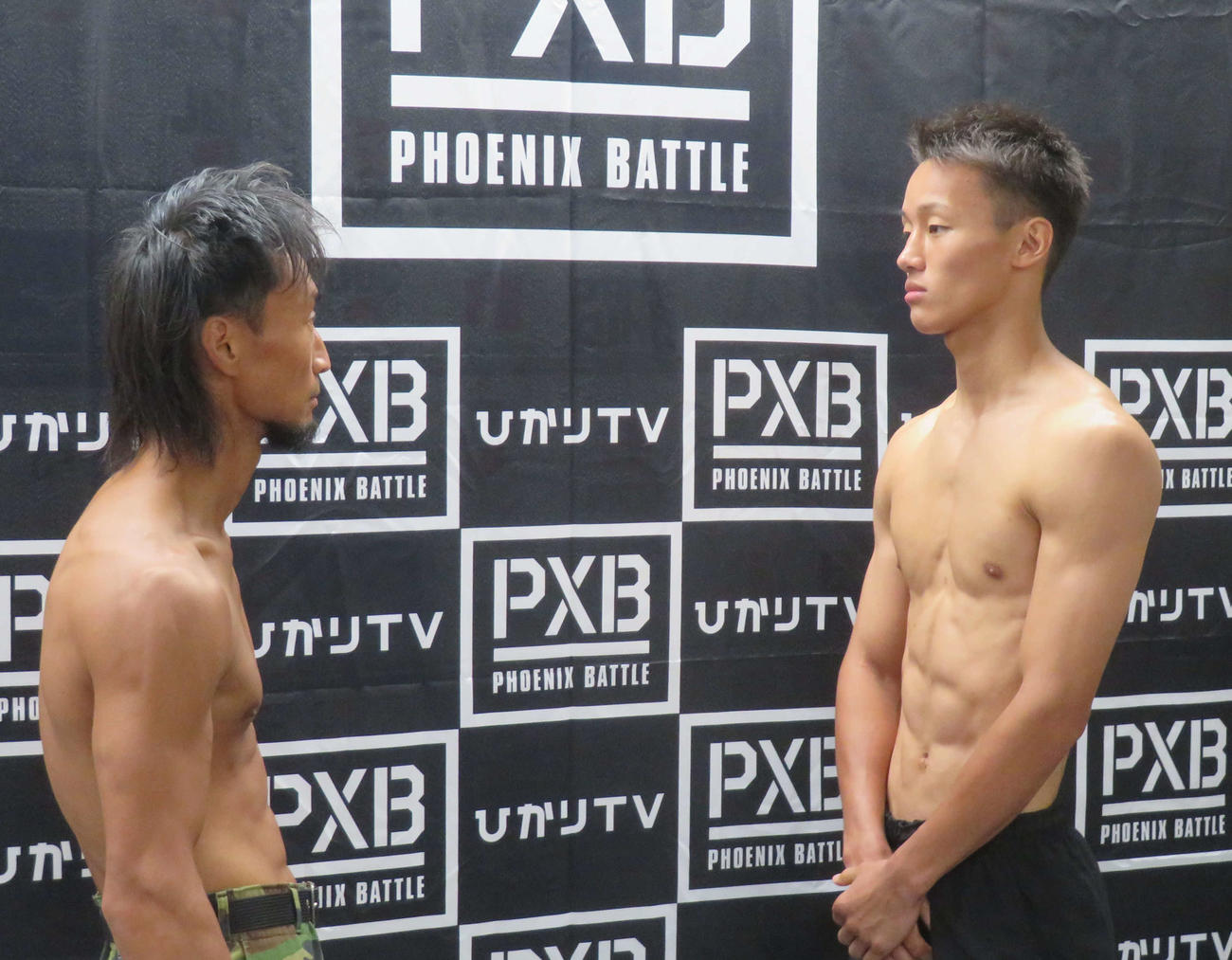 プロデビュー戦の相手・浜崎隆広（左）とフェースオフする史上初の高校8冠ボクサー今永虎雅