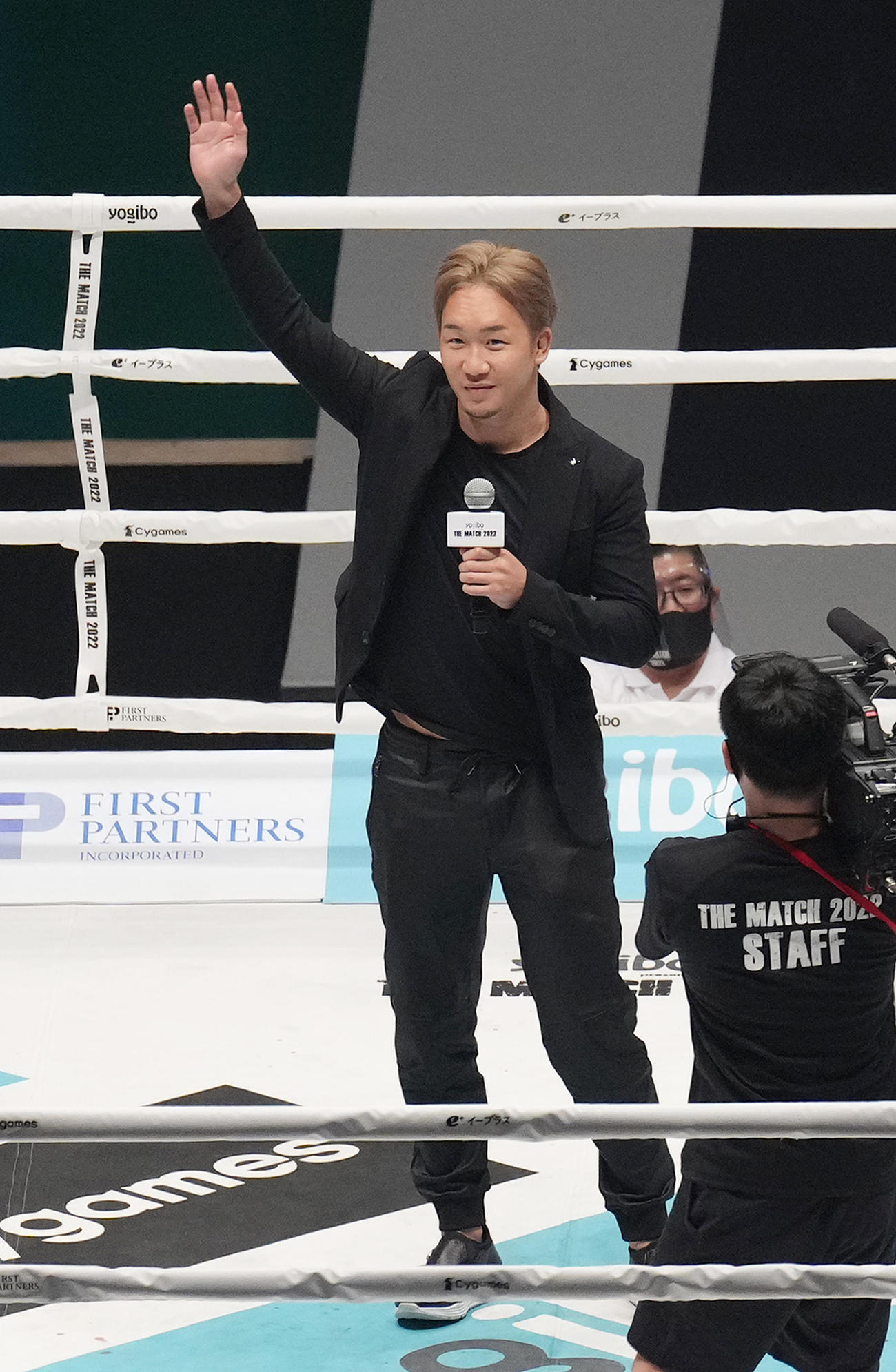 THE MATCHのリングに登場し、ファンにあいさつする朝倉未来（22年6月19日撮影）