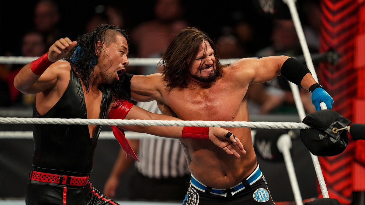 バトルロイヤル形式MITB男子ラダー予選でAJスタイルズ（右）と争う中邑真輔（C）2022 WWE, Inc. All Rights Reserved.