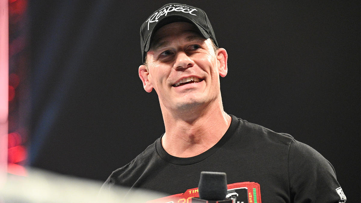 リング上で観客から大きな拍手を浴びて笑顔をみせたジョン・シナ（C）2022 WWE, Inc. All Rights Reserved.