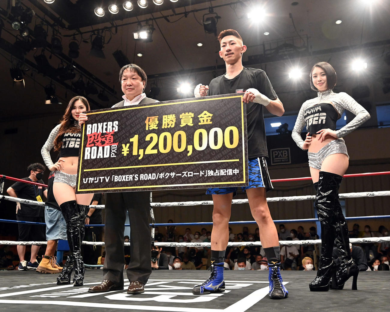 ボクサーズロード優勝者決定戦　ライト級4回戦　判定で優勝を飾った佐藤友規（右から2人目）（撮影・たえ見朱実）