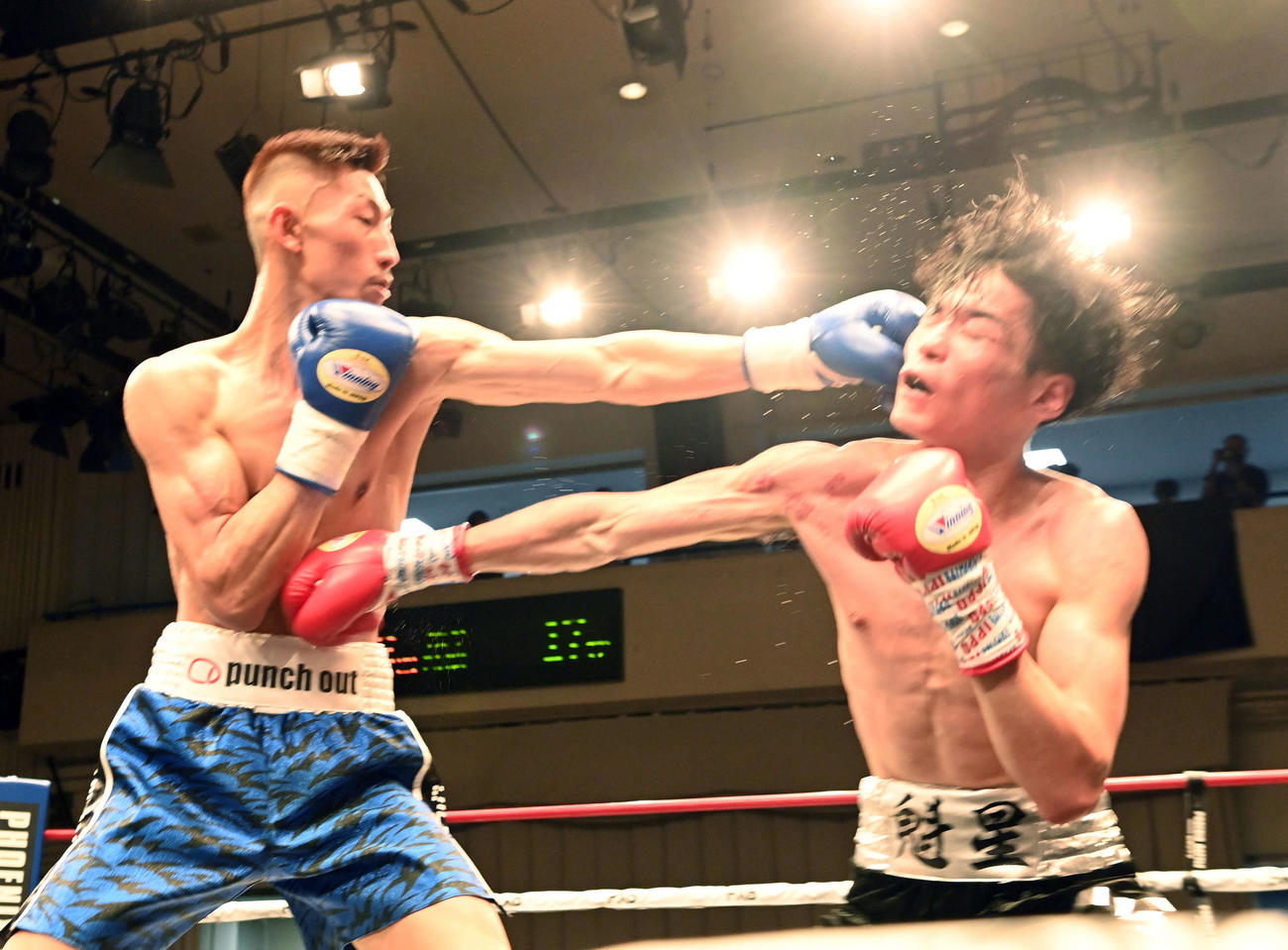 ボクサーズロード優勝者決定戦　ライト級4回戦　2回、佐藤（左）のパンチが小川の顔面をとらえる（撮影・たえ見朱実）