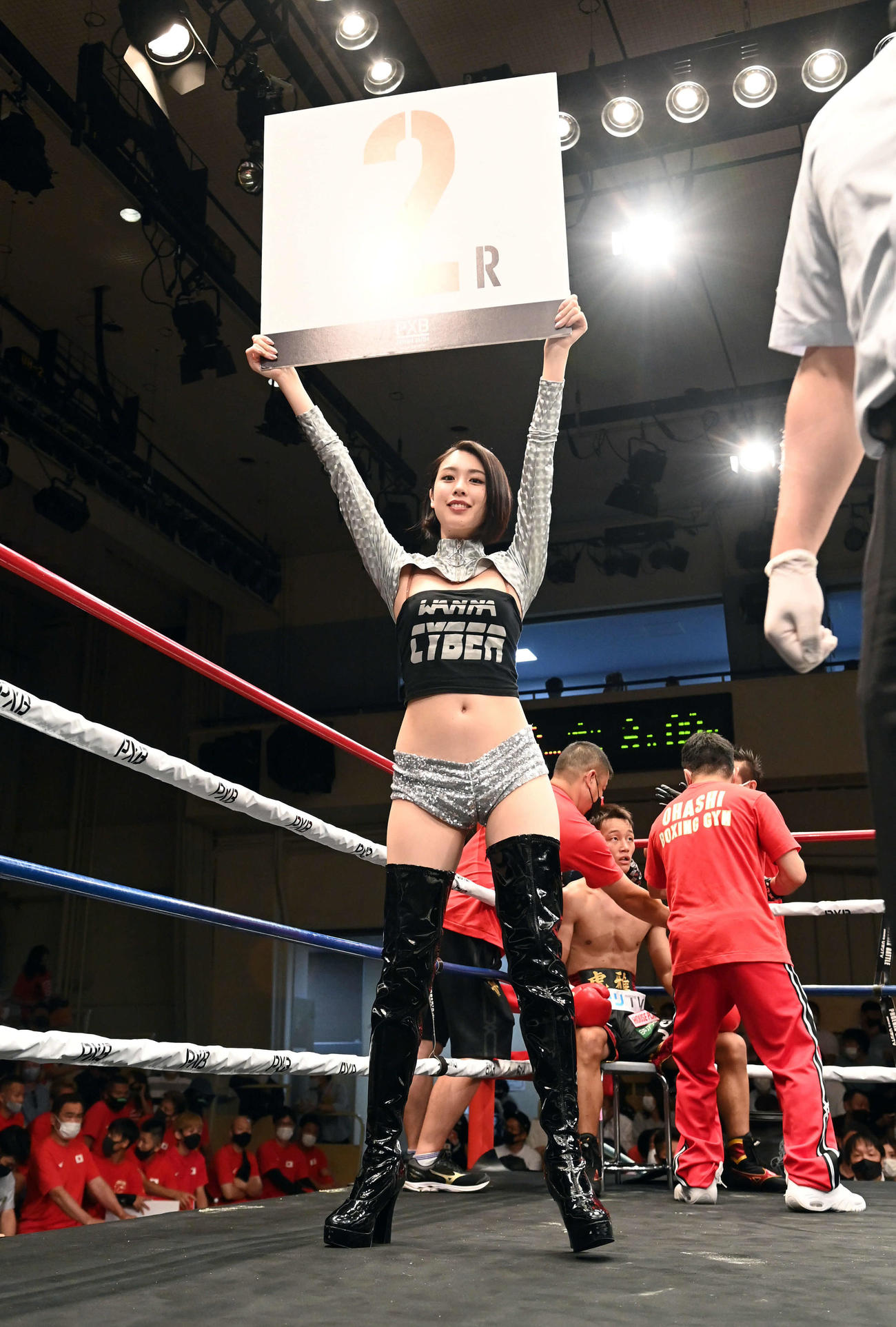 62キロ契約6回戦　ラウンドガールを務めるCHIAKIさん（撮影・たえ見朱実）