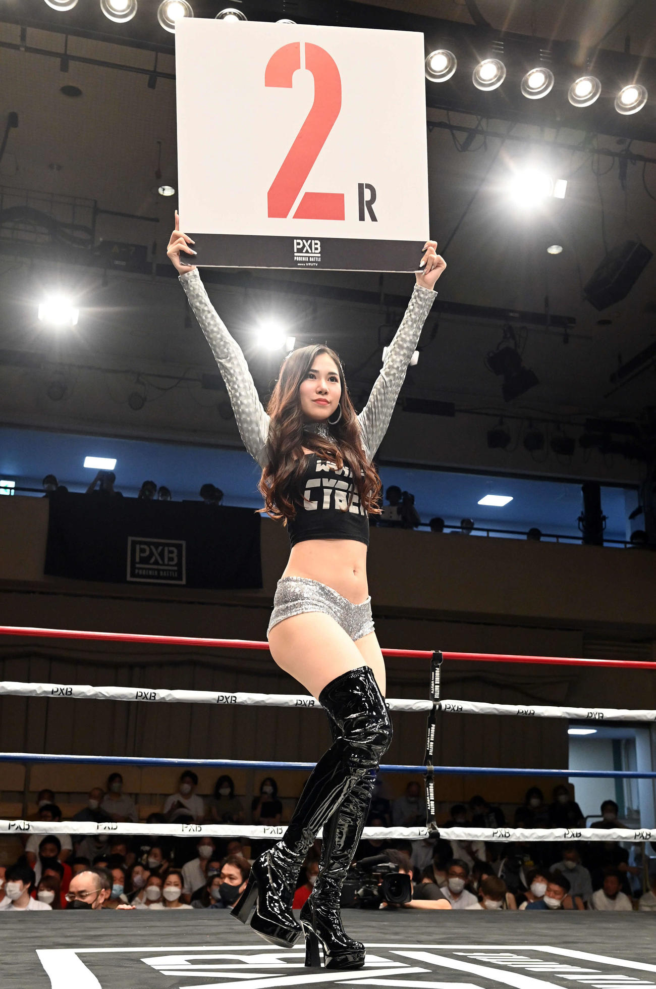 ラウンドガールを務めたジェニーさん（撮影・たえ見朱実）